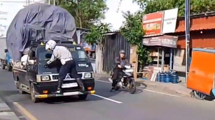 Heboh, Petugas Dishub Depok Bergelantungan di Mobil Pickup