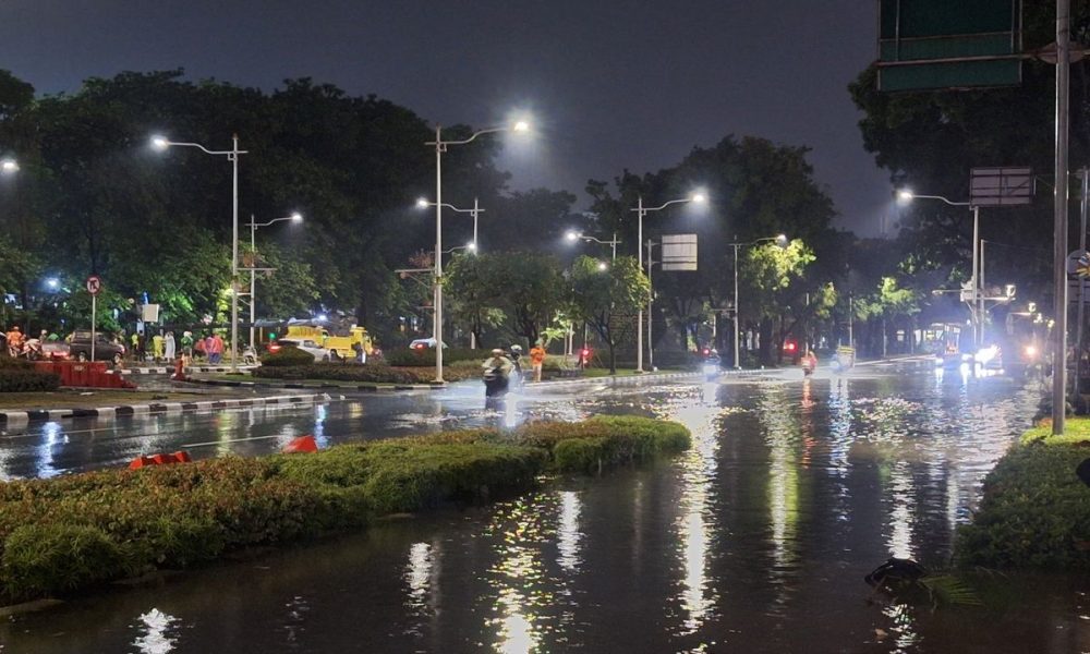 Jakarta Dilanda Banjir, Monas Terendam, Ruas Jalan Padat Hingga Buaya Muncul di Cengkareng