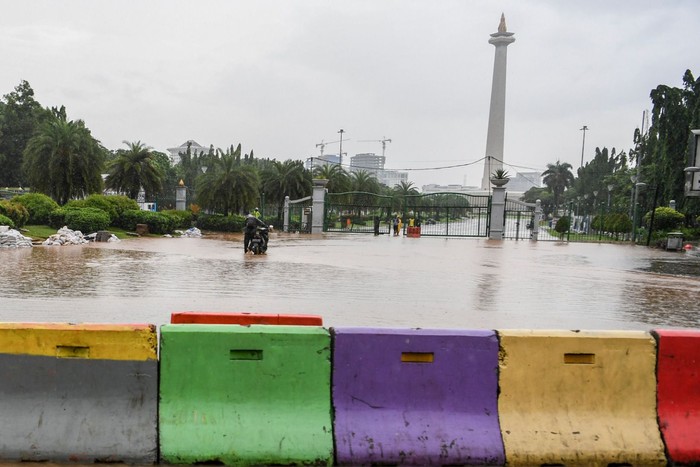 Jakarta Dilanda Banjir, Monas Terendam, Ruas Jalan Padat Hingga Buaya Muncul di Cengkareng