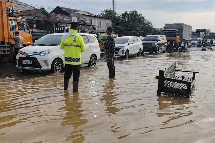 Jakarta Dilanda Banjir, Monas Terendam, Ruas Jalan Padat Hingga Buaya Muncul di Cengkareng