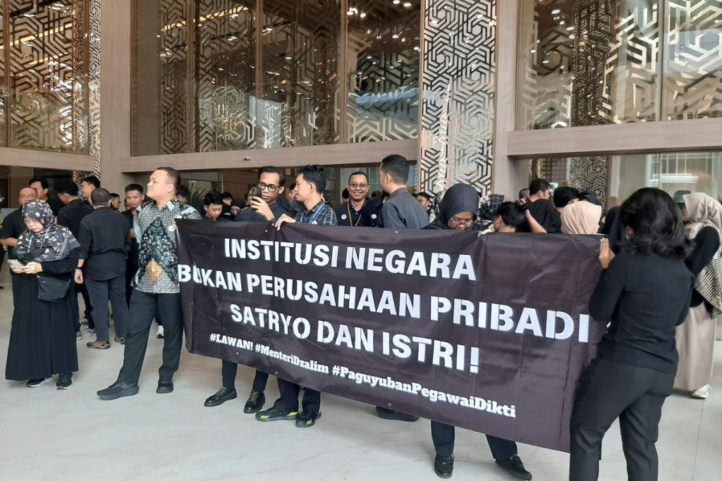 Mendiktisaintek Satryo Tampar Sopir dan Pecat Pegawai, ASN Lakukan Demo