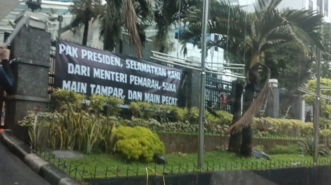 Mendiktisaintek Satryo Tampar Sopir dan Pecat Pegawai, ASN Lakukan Demo