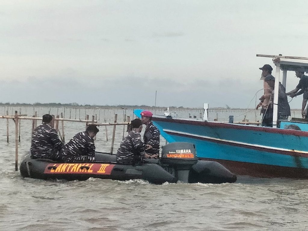 Pembongkaran Pagar Laut Tangerang Oleh TNI AL Dibantu Warga