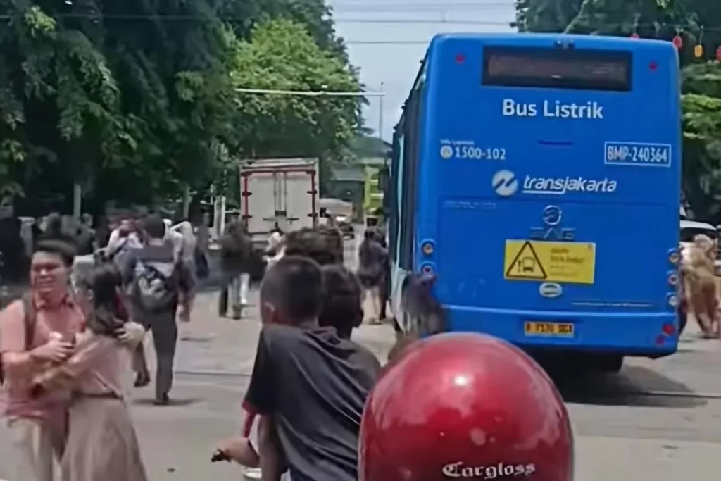 Bus Transjakarta Viral, Terjebak di Tengah Rel