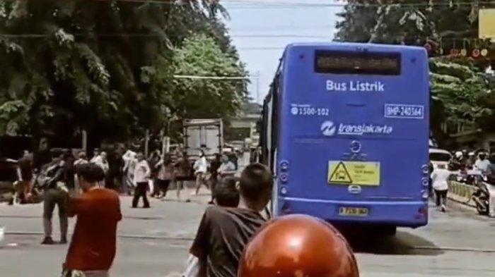 Bus Transjakarta Viral, Terjebak di Tengah Rel