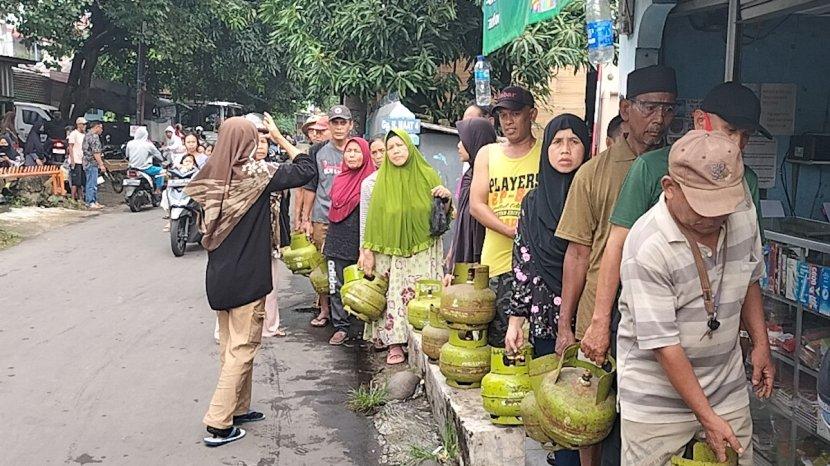 Gas Elpiji Langka, Warga Serbu Pangkalan Hingga Ricuh