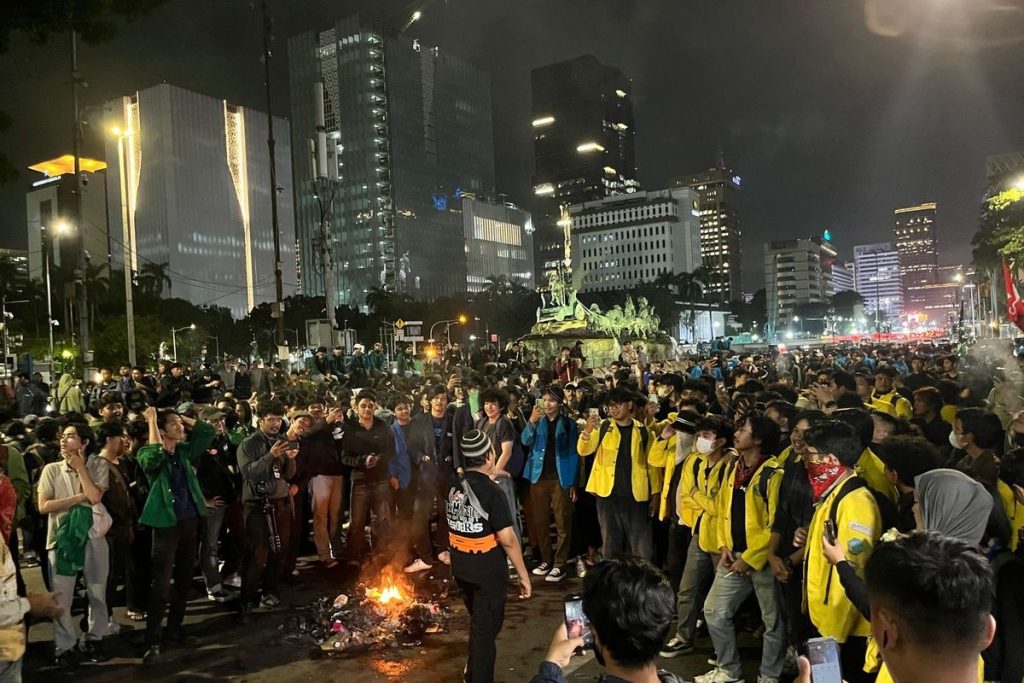 Indonesia Gelap, Aksi Demo Mahasiswa di Jakarta Ricuh