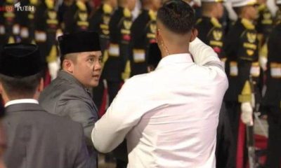 Mayor Teddy Tegur Paspampres Saat Payungi Prabowo