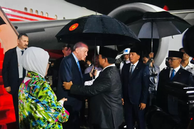 Prabowo Sambut Erdogan Langsung di Bandara, Bentuk Penghormatan