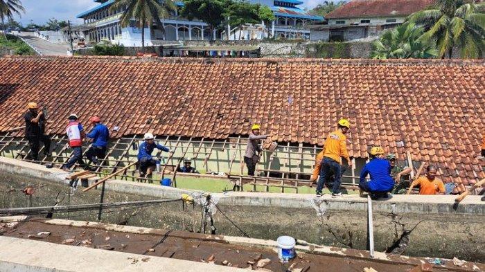 Tembok Kolam Ambrol di Ponpes Gontor Magelang