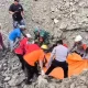Tim SAR gunakan ekskavator menyingkirkan material longsor Gunung Kuda Cirebon