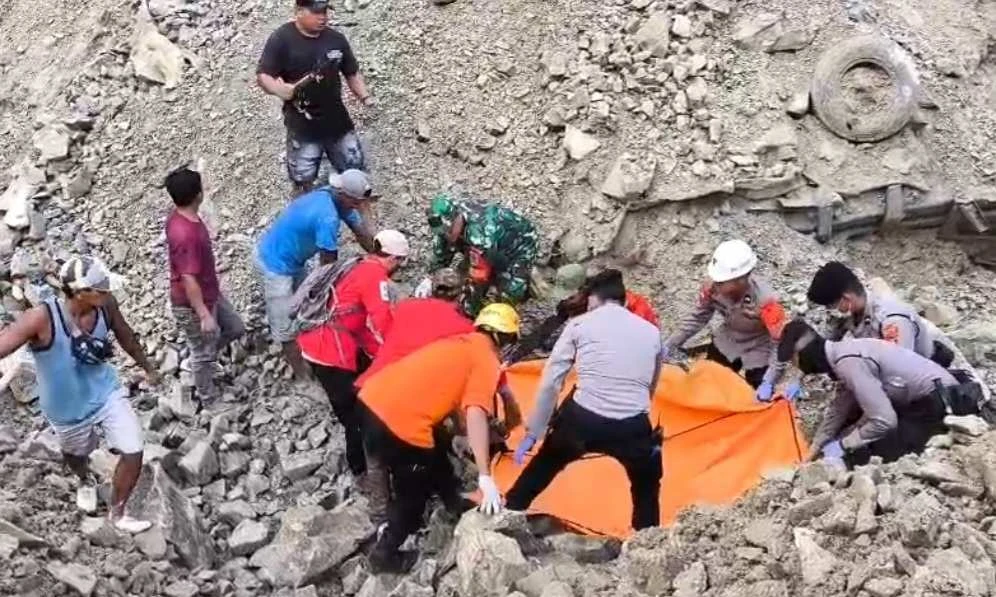 Evakuasi Longsor Gunung Kuda Cirebon 31 Mei 2025 - Kemajuan Rakyat Tim SAR gunakan ekskavator menyingkirkan material longsor Gunung Kuda Cirebon