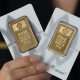 Harga emas Antam 999,9 dengan berat 50 g dan 25 g dipegang tangan.