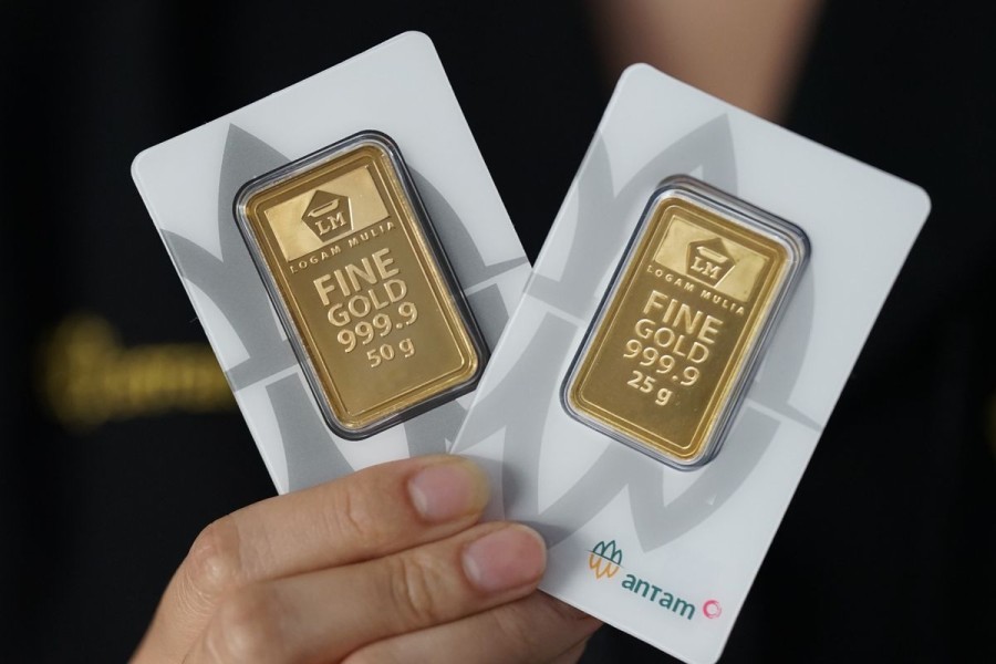 Harga emas Antam 999,9 dengan berat 50 g dan 25 g dipegang tangan.