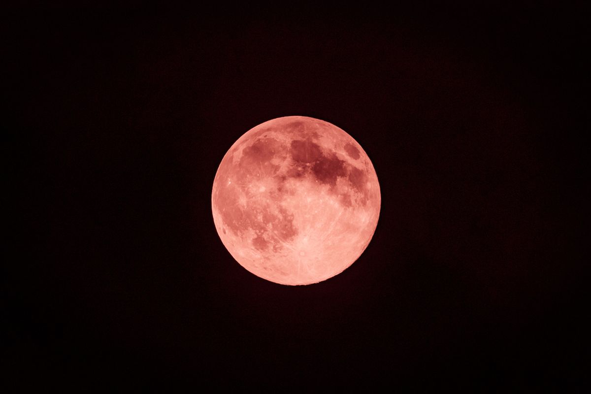 Ilustrasi Fenomena Straweberry Moon 2025 - Kemajuan Rakyat Bulan purnama kemerahan bersinar di langit gelap, ilustrasi Strawberry Moon 2025.