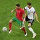 Dua tim nasional Eropa bersiap memulai pertandingan sepak bola di stadion besar dengan atmosfer penonton meriah.