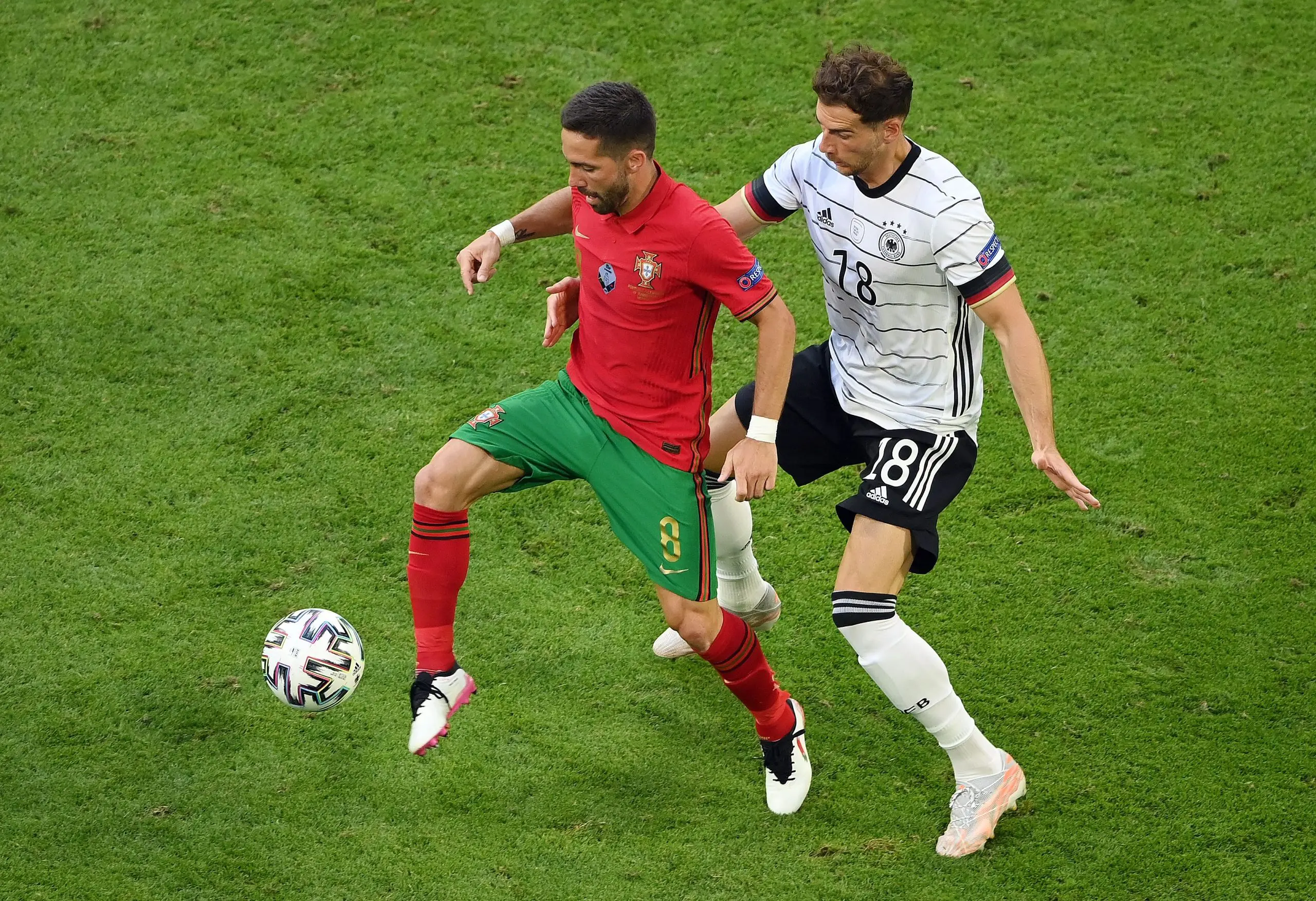 Semifinal Nations League: Jerman vs Portugal - Kemajuan Rakyat Dua tim nasional Eropa bersiap memulai pertandingan sepak bola di stadion besar dengan atmosfer penonton meriah.
