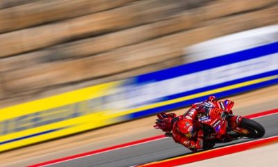 Marc Marquez menikung tajam dengan Ducati GP25 di MotoGP Aragón 2025.