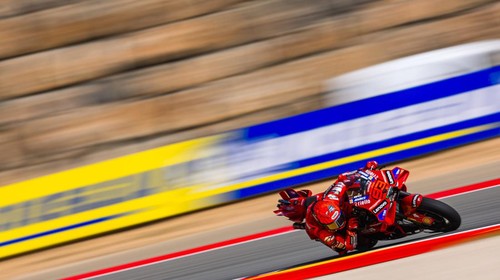 Marc Marquez menikung tajam dengan Ducati GP25 di MotoGP Aragón 2025.