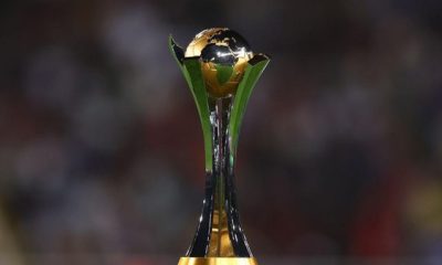 Trofi resmi piala dunia antarklub FIFA berlapis emas dengan bola dunia di puncaknya.
