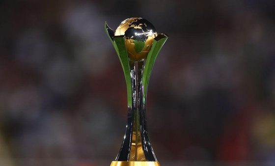 Trofi resmi piala dunia antarklub FIFA berlapis emas dengan bola dunia di puncaknya.