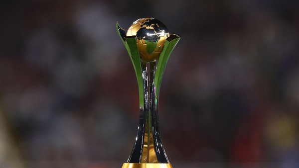 Trofi resmi piala dunia antarklub FIFA berlapis emas dengan bola dunia di puncaknya.
