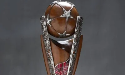 Trofi Piala Presiden berbahan kayu dan perak, simbol supremasi turnamen pramusim Indonesia.