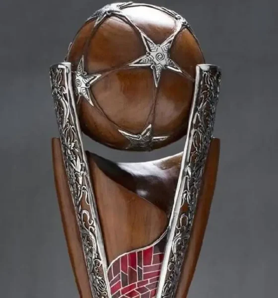Trofi Piala Presiden berbahan kayu dan perak, simbol supremasi turnamen pramusim Indonesia.