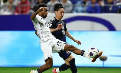 Yakob Sayuri (#13) dari Indonesia berduel dengan gelandang Jepang saat berebut bola di laga kualifikasi Piala Dunia 2026.