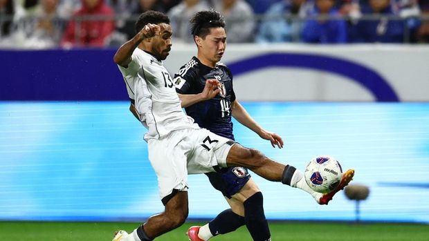 Yakob Sayuri (#13) dari Indonesia berduel dengan gelandang Jepang saat berebut bola di laga kualifikasi Piala Dunia 2026.