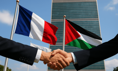 Bendera Prancis dan Palestina berkibar berdampingan di depan markas PBB, diapit jabat tangan diplomat—momen simbolis “Prancis Akui Palestina”.