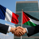 Bendera Prancis dan Palestina berkibar berdampingan di depan markas PBB, diapit jabat tangan diplomat—momen simbolis “Prancis Akui Palestina”.